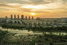 2021年6月7日傍晚，江苏淮安，夕阳映照下的洪泽区砚临河生态滨水公园。