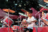 2018年8月1日，孩子们在湖北省宜昌市夷陵区青少年活动中心的“红领巾课堂”才艺展示舞台上表演架子鼓。张国荣/视觉中国
