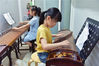 2020年8月4日，江苏南通，正在度暑假的学生在如皋市一家古筝培训中心兴趣班学习弹古筝。签约供稿人/视觉中国
