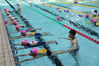 2021年7月10日，在厦门市海沧区体育中心游泳馆，教练在给孩子们指导游泳的基础动作。曾德猛/视觉中国