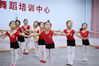 2021年7月12日，在贵州省黔东南苗族侗族自治州丹寨县向阳花舞蹈培训中心，孩子们在学习舞蹈。黄晓海/视觉中国