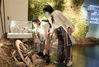2021年7月13日，江苏苏州，孩子在家长带领下在吴中博物馆参观纳凉。