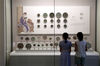 2021年7月13日，江苏苏州，孩子在家长带领下在吴中博物馆参观纳凉。