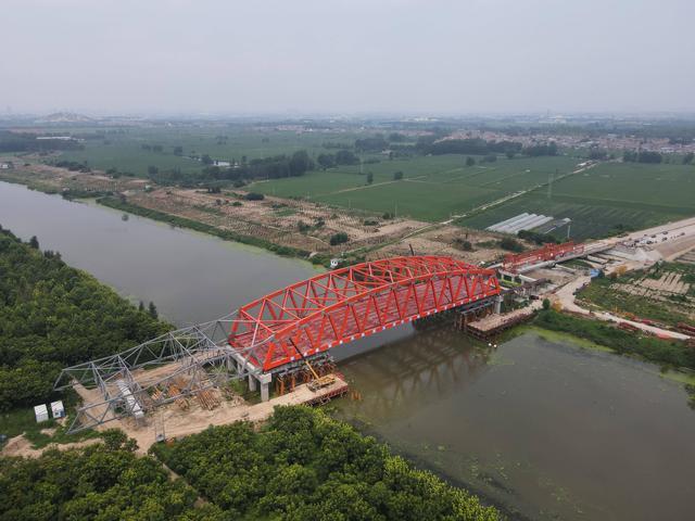 徐州市外环公路京杭运河大桥顶推施工顺利完成