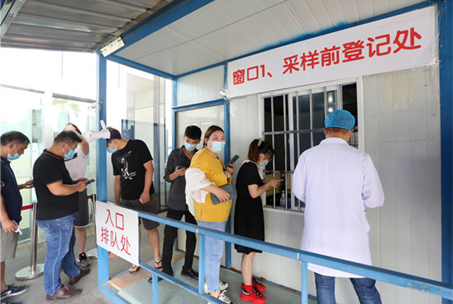 南京新冠疫情防控趋紧 市民排队做核酸检测