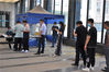 2021年7月21日，市民排队在南京江北新区一处核酸检测点做核酸检测取样。贺友保/人民视觉
