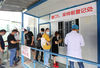 2021年7月21日早晨，南京中医院门诊大楼前，数百名市民响应政府号召，有序排队，进行核酸检测。