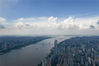 2021年7月21日，武汉在晴热高温中迎来“中伏”天，云朵在蓝天里飘移。