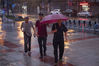 2021年7月23日，浙江省宁波市镇海区市民突遇暴雨来临时匆忙回家。胡学军/视觉中国