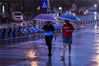 2021年7月23日，浙江省宁波市镇海区市民突遇暴雨来临时匆忙回家。胡学军/视觉中国
