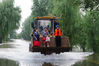 2021年7月21日，河北邯郸，洺河上游下泄流量持续增加，洺河沿岸村庄出现险情。鸡泽县的鸡泽镇、双塔镇、浮图店镇、风正乡4个乡镇的32个重点村，连夜组织群众尽快转移。