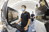 2021年7月26日，南京“火眼”实验室正在南京国际博览中心加紧搭建，工作人员调试设备。实验室建造面积达8000平方米、配备12个硬气膜实验室和15个软气膜实验室，同时配备了全自动分杯处理系统、高通量自动化病毒核酸提取设备等，能够在快速提高检测效率的同时，降低检测人员感染的风险。