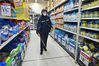 2021年7月27日，南京，工作人员在对超市进行消毒。