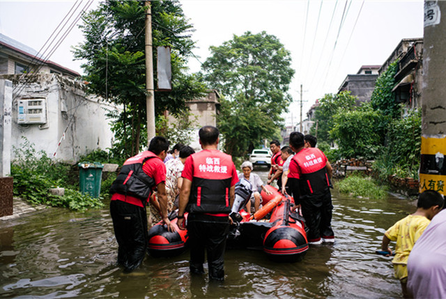 直击河南新乡暴雨灾后现场 民间救援队紧急出动