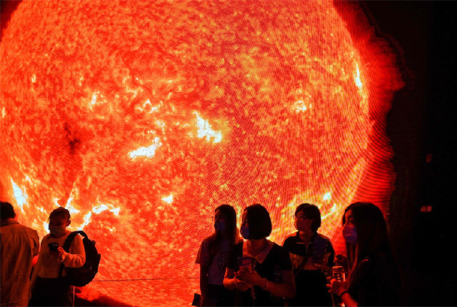 民众参观上海天文馆 太阳模型抢眼