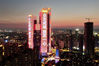 2021年7月30日晚，南京建邺区一幢楼宇亮灯，向前来南京抗击新冠肺炎疫情的医护人员致敬。