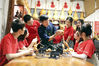 2021年7月31日，浙江省杭州市桐庐县江南镇深澳村，北大学子在学习制作葫芦。
