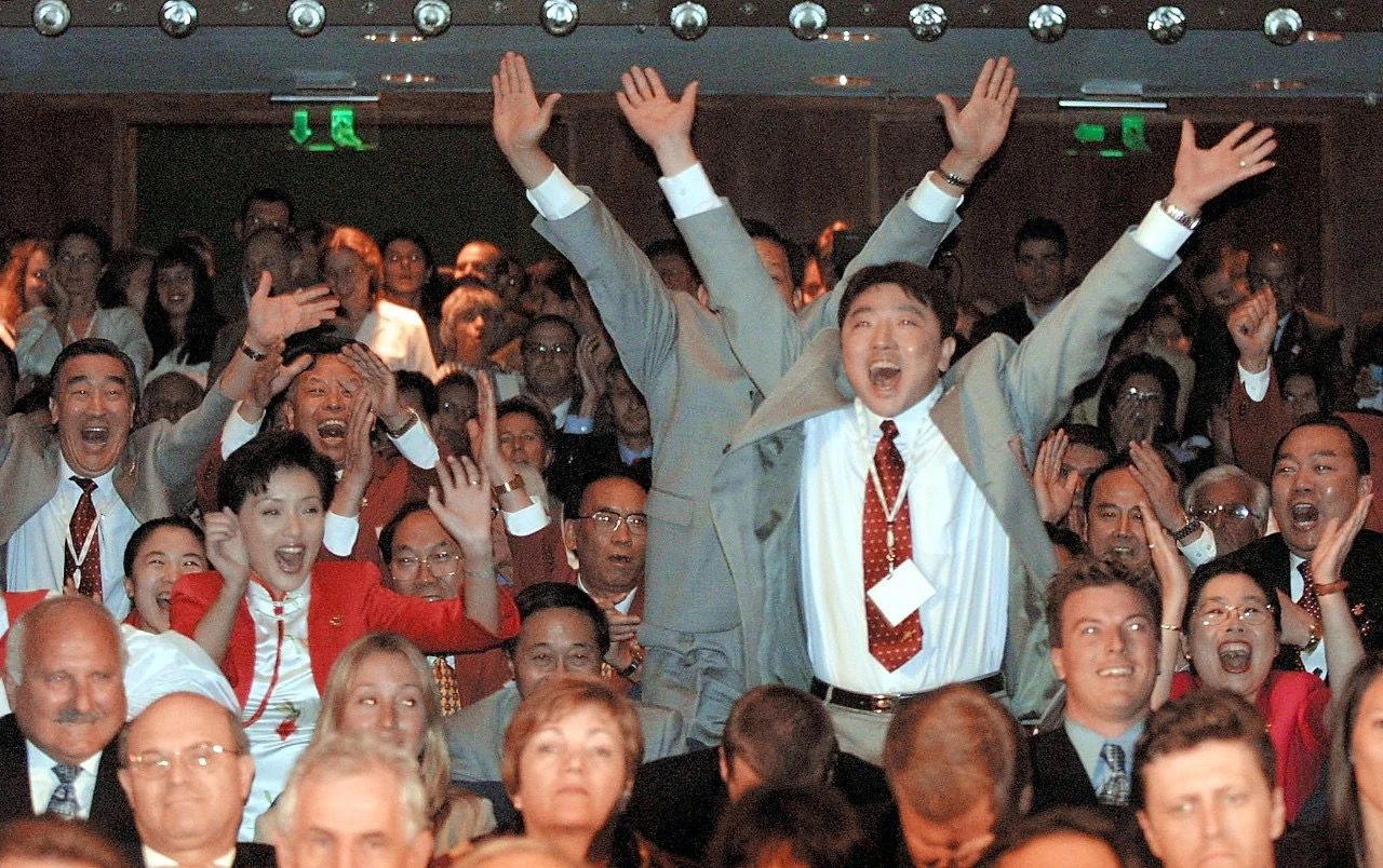 这是2001年，北京申奥成功人们在庆祝的照片。距离现在已经21年了，我国北京夏季奥运会都已经举办13年了。时至今日，通过这些照片还是能看出人们 ...