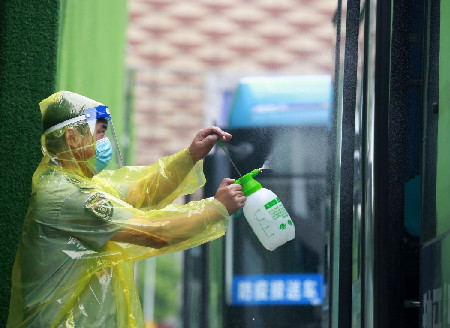 Bus drivers help medics commute amid Yangzhou outbreak