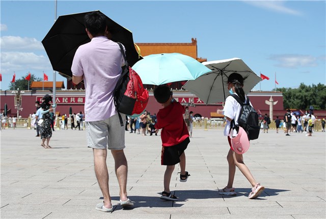 北京持续“蒸烤”模式 游客顶烈日参观天安门游兴不减