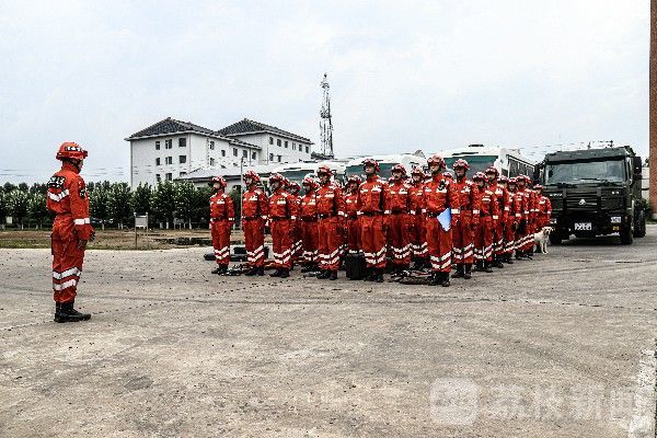 挥镐如龙卷风般迅猛 落地如沙尘暴般尘起|荔枝军事