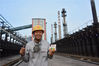 2021年7月15日，河北唐山，开滦中润公司在高达60℃焦炉炉顶操作的企业职工，收到防暑降温用品。