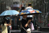 2021年7月19日，沈阳气温达到了32℃，烈日下体感温度更高，在太原街街头，市民戴遮阳伞。