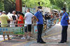 2021年8月2日，南京南湖三小校园内的莫愁街道检测点内，众多市民在工作人员和志愿者的组织和帮助下，在学校操场上间隔一米有序排队，分十人一组进入检测。