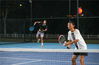 2021年8月4日，市民在山西省运城市禹都公园全民健身活动体育场地进行网球运动。闫鑫/视觉中国