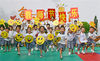 2021年9月9日，浙江省台州市仙居县迎晖幼儿园的小朋友手持笑脸卡，向老师表达节日的祝福。王华斌/视觉中国
