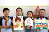 2021年9月9日，在合肥市瑶海区幸福路小学，孩子们用亲手制作的刺绣、彩泥花、布艺蛋糕和手抄报等手工艺品送给自己的老师，表达祝福。解琛/视觉中国
