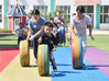 2021年9月9日，河北省邯郸市永年区洺州幼儿园的教师和孩子们参加滚轮胎趣味游戏。胡高雷/视觉中国