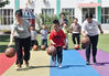 2021年9月9日，河北省邯郸市永年区洺州幼儿园的教师和孩子们参加运球接力趣味游戏。胡高雷/视觉中国