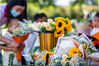 2021年9月8日，在河北省邢台市柏乡县第二幼儿园，老师们和小朋友用鲜花一起做手捧花。栗剑兵/视觉中国