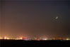 2021年9月9日，新疆巴音郭楞，城市上空的金星和月亮。
