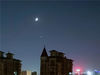 2021年9月10日，安徽淮北，夜幕上演金星伴月景象。