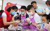 2021年9月12日下午，在安徽省合肥市庐阳区杏花村街道林店社区新时代文明实践站，小朋友展示自己制作的冰皮月饼。
