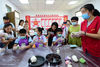 2021年9月12日下午，在安徽省合肥市庐阳区杏花村街道林店社区新时代文明实践站，小朋友展示自己制作的冰皮月饼。
