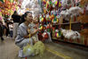 2021年9月14日，中秋节即将到来，位于香港元朗大桥街市的“灯笼街”中秋气氛浓烈，挂起近千个传统手扎灯笼吸引市民选购。图为色彩缤纷的灯笼吸引儿童目光。 