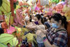 2021年9月14日，中秋节即将到来，位于香港元朗大桥街市的“灯笼街”中秋气氛浓烈，挂起近千个传统手扎灯笼吸引市民选购。图为市民选购灯笼。
