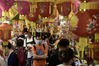 2021年9月14日，中秋节即将到来，位于香港元朗大桥街市的“灯笼街”中秋气氛浓烈，挂起近千个传统手扎灯笼吸引市民选购。图为“灯笼街”挂满灯笼。