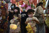 2021年9月14日，中秋节即将到来，位于香港元朗大桥街市的“灯笼街”中秋气氛浓烈，挂起近千个传统手扎灯笼吸引市民选购。图为儿童展示心仪灯笼。 