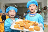 2021年9月16日，安徽省阜阳市颍东区插花镇二学区闸南幼儿园的小朋友在老师的指导下学做月饼。