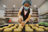2021年9月17日，山东省临沂市沂南县铜井镇竹泉村村民在制作月饼。