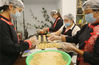 2021年9月17日，山东省临沂市沂南县铜井镇竹泉村村民在制作月饼。
