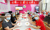 2021年9月17日，大连，社区居民展示亲手制作的月饼。刘德斌/视觉中国