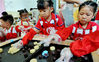 2021年9月17日，江西省德兴市城南幼儿园的小朋友做中秋月饼。卓忠伟/视觉中国