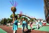 2021年9月17日，江西省吉安市新干县养正幼儿园的孩子们在进行舞龙的游戏。李福孙/视觉中国