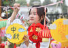 2021年9月17日，河北省邯郸市永年区洺州幼儿园的老师正在挂花灯。胡高雷/视觉中国
