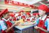 2021年9月17日，江西省宜春市实验小学及其金桥校区留守儿童正在亲手制作月饼。邹忠/视觉中国
